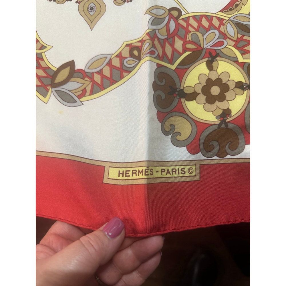 Women's Hermès White Red Patterned Silk Scarf One Size - Picture 5 of 5
